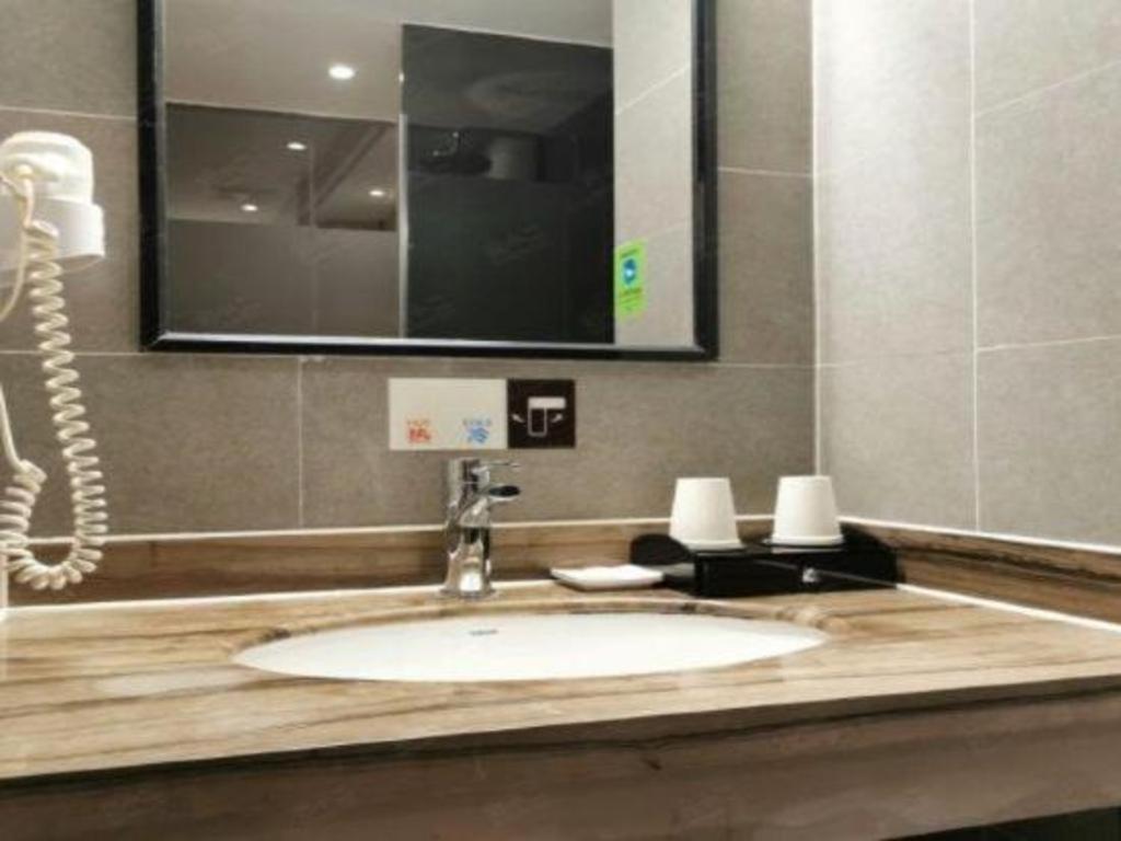 T Social Hotel Guangzhou Railway Station Branch Екстер'єр фото