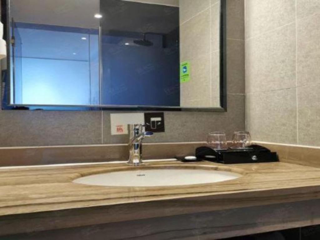 T Social Hotel Guangzhou Railway Station Branch Екстер'єр фото