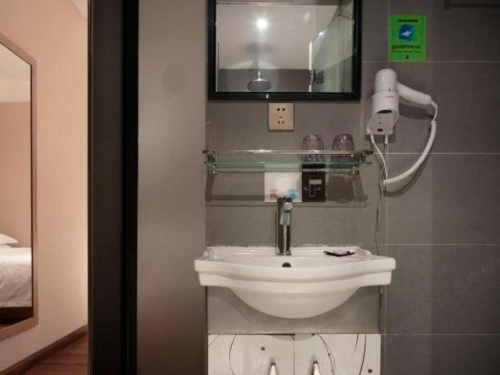 T Social Hotel Guangzhou Railway Station Branch Екстер'єр фото