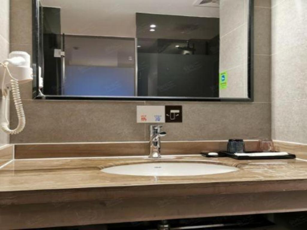 T Social Hotel Guangzhou Railway Station Branch Екстер'єр фото